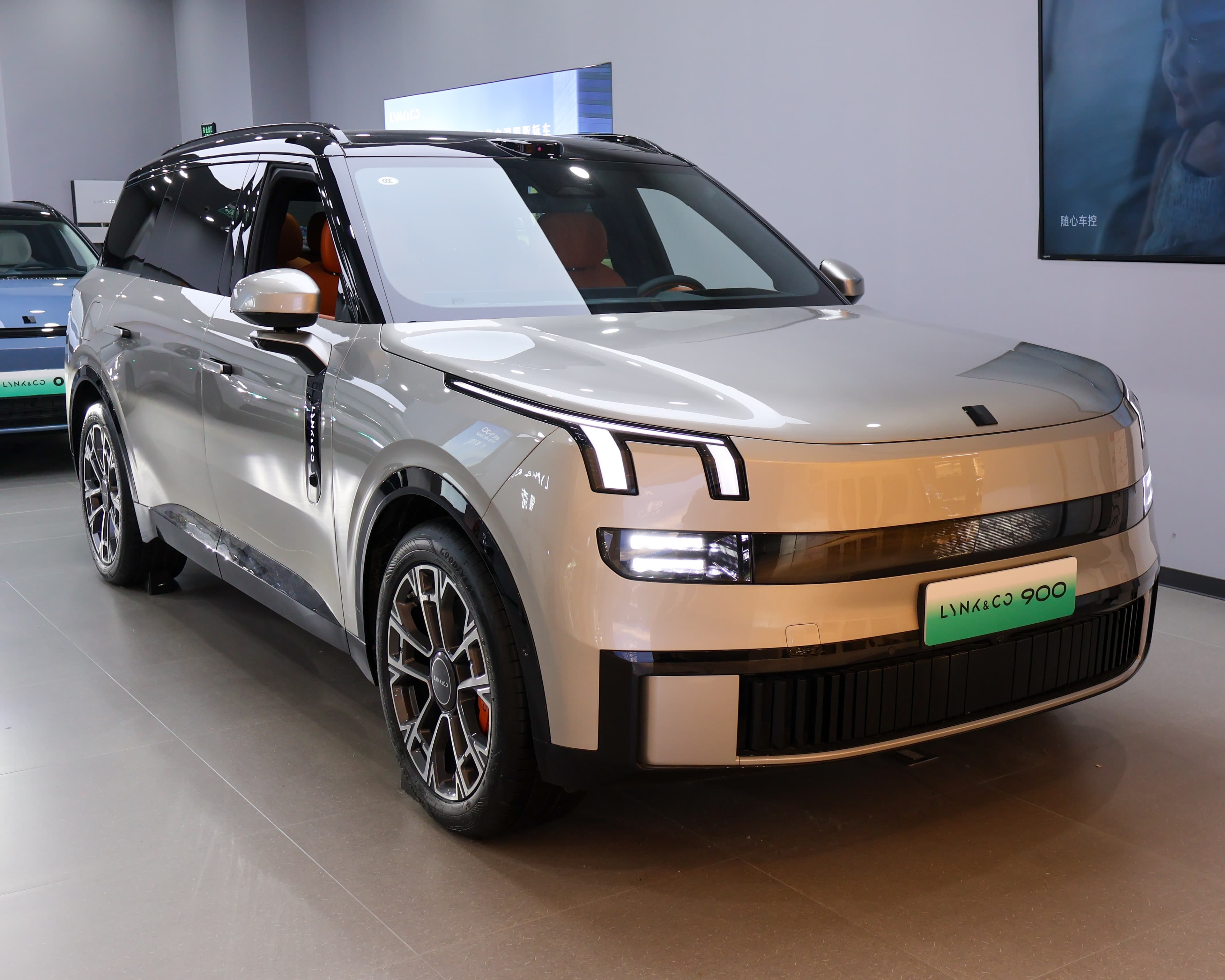 Lynk & Co 900